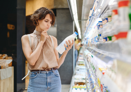 Россиянам рассказали, как распознать поддельную молочную продукцию