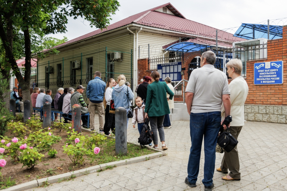 Жители Приднестровья стоят в очереди на прием по вопросам получения российского гражданства в пункт выездного консульского обслуживания посольства России в Молдавии в Тирасполе