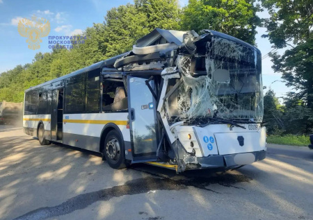 Рейсовый автобус влетел в припаркованный грузовик