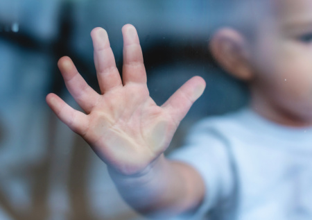 Папа в тюрьме, а мама в депрессии: малышку едва не убили под Москвой