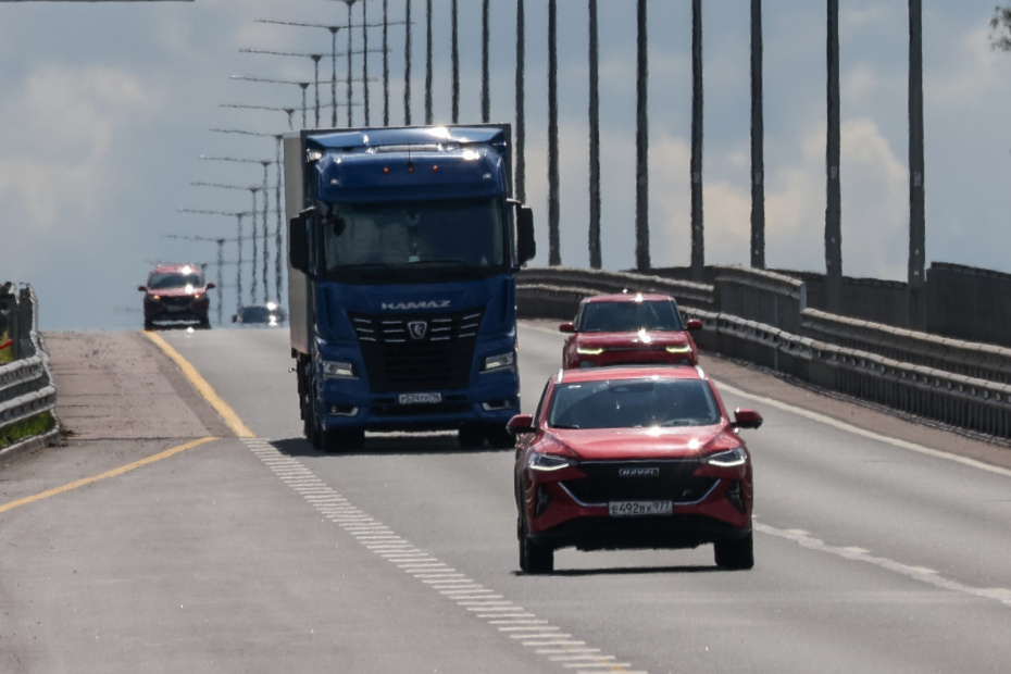 Движение автотранспорта по транспортной развязке  скоростной трассы М-11 «Нева»