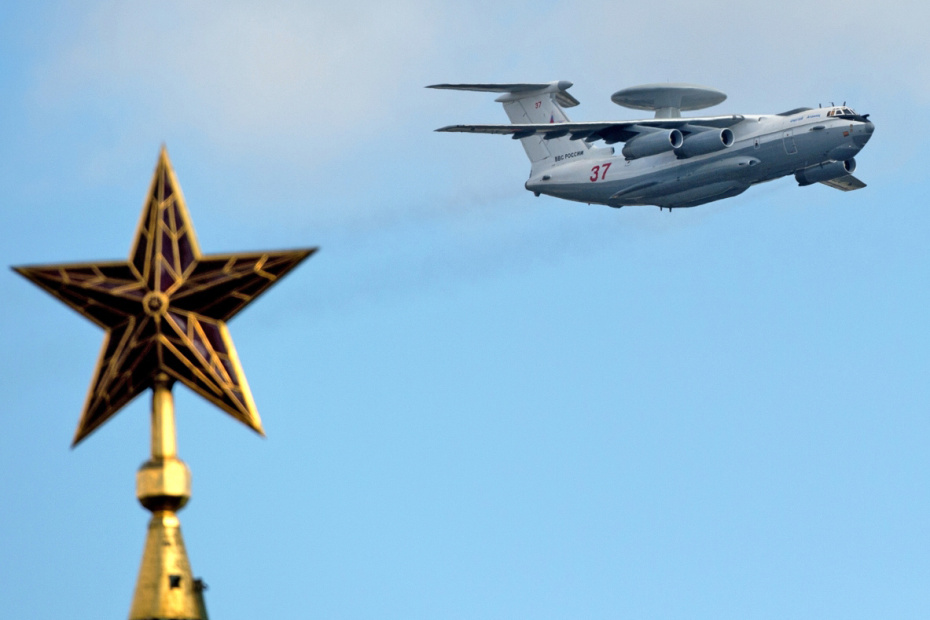 Самолет дальнего радиолокационного обнаружения и управления А-50У во время репетиции воздушной части парада Победы в Москве