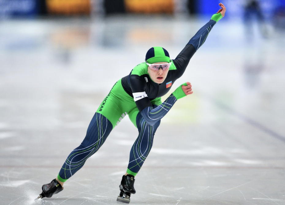 Ксения Коржова на дистанции забега на 1500 м среди женщин на чемпионате России по конькобежному спорту