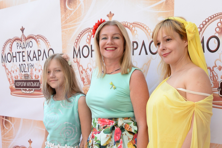 Галина Данилова (в центре) с дочерью Ульяной (слева), 2015 год