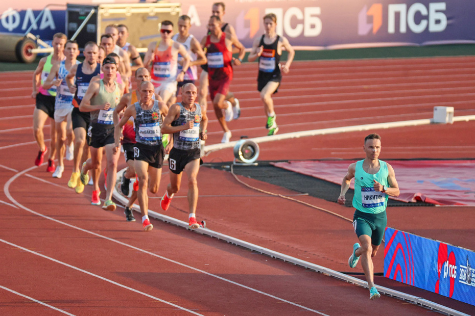 Владимир Никитин в забеге на 10 км среди мужчин на чемпионате России по легкой атлетике в Екатеринбурге
