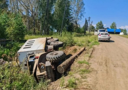 Шесть человек пострадали при съезде «Урала» в кювет под Красноярском