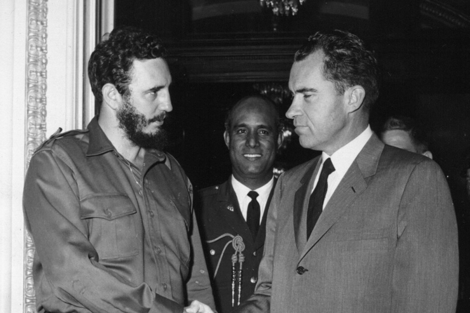 Фидель Кастро пожимает руку вице-президенту США Ричарду Никсону, 1959 год