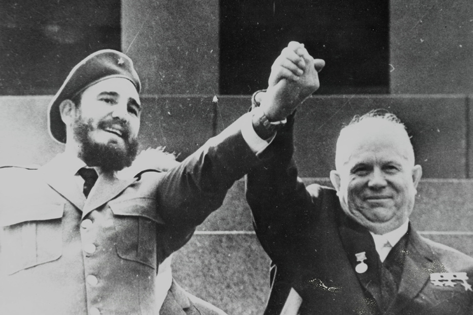 Никита Хрущев и Фидель Кастро, наблюдающие за парадом, 1962 год
