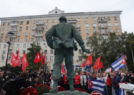 В Москве провели памятную акцию к 100-летию Кастро