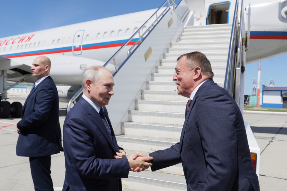Президент России Владимир Путин в аэропорту Курильска. Справа — губернатор Сахалинской области Валерий Лимаренко