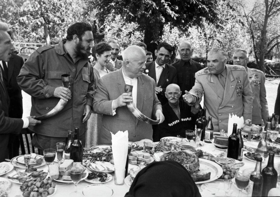 Визит в СССР кубинской делегации, 26 апреля — 3 июня 1963 года. Премьер-министр Кубы, лидер Кубинской революции Фидель Кастро и первый секретарь ЦК КПСС Никита Хрущев (слева направо) во время посещения Грузинской ССР