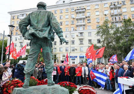 В Москве провели памятную акцию к 100-летию Кастро