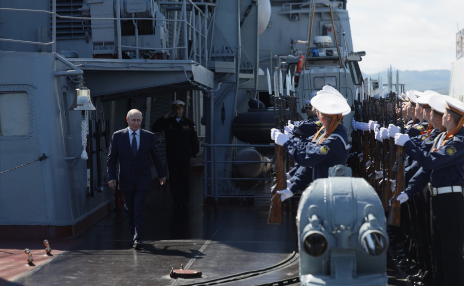 Владимир Путин на борту гвардейского ракетного крейсера «Варяг»