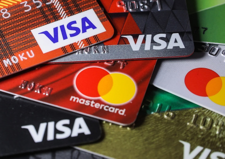 В Госдуме рассказали как использовать старые карты Visa и MasterCard