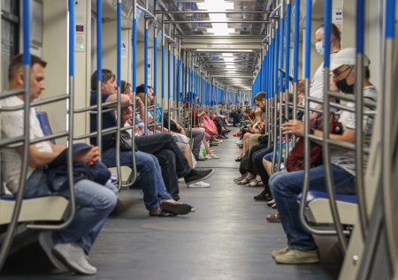 Полуголый мужчина матерился в московском метро