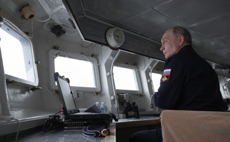 Владимир Путин на борту гвардейского ракетного крейсера «Варяг»