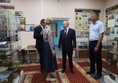 Путин посетил школу имени Героя России на Курилах