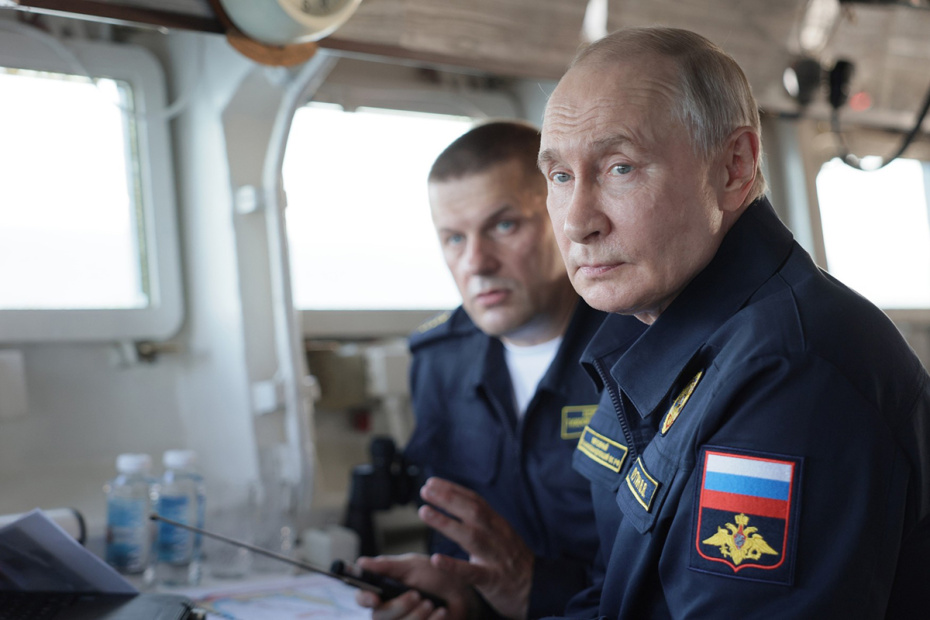 Президент России Владимир Путин и командующий ТОФ Виктор Лиина. Завершающая стадия учений Тихоокеанского флота.