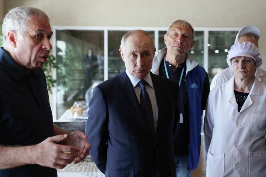 Президент России Владимир Путин посещает рыбоперерабатывающий комплекс «Ясный» на острове Итуруп