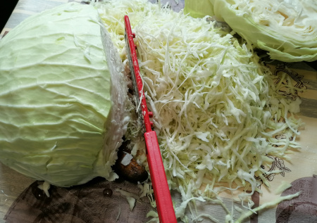 Хватит жарить курицу с капустой отдельно — запекаю всё вместе: суфлейная запеканка на ужин