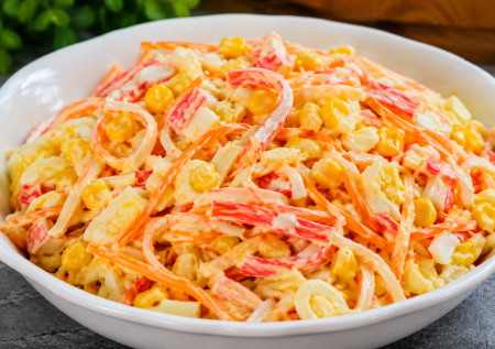 Вкусный салат «Пятерка»: крабовые палочки, корейская морковь и кукуруза — смешиваем за 5 минут