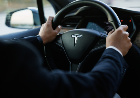 Раскрыто, когда Tesla покажет обновленный суперкар Roadster