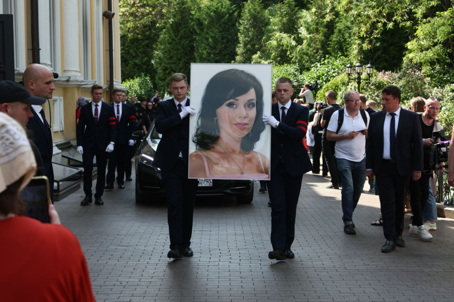 На церемонии прощания с актрисой театра и кино, телеведущей Анастасией Заворотнюк в Покровском монастыре