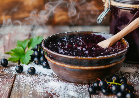 Секретные заготовки из черной смородины: мало сахара, много вкуса