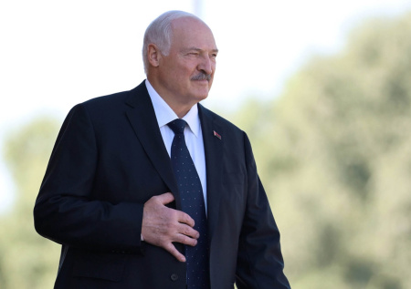 «Будут бояться приезжать ко мне»: Лукашенко вручили «жужжащий» подарок