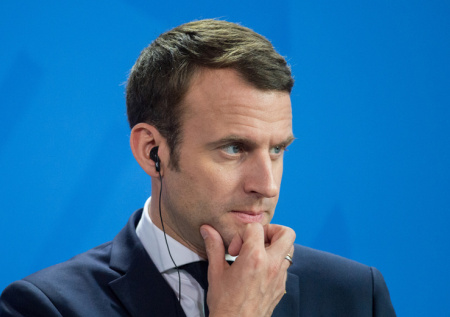 Во Франции набросились на Макрона из-за отпуска во время «апокалипсиса»