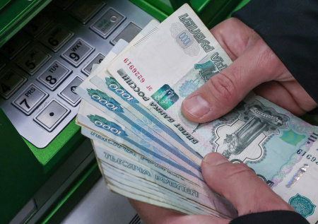 Финэксперт рассказал, какие привычки могут надолго оставить в долгах