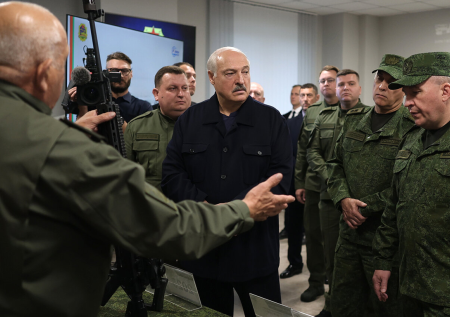 Лукашенко подарили первый белорусский автомат ВСК-100Б