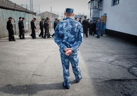 «В наручниках и с конвоем»: член СПЧ о госпитализации «пожизненников»