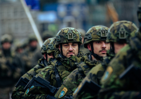 Военный политолог объяснил, как население Запада готовят к войне с Россией