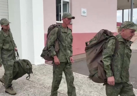 Самолет с вернувшимися из плена российскими военными сел в Подмосковье
