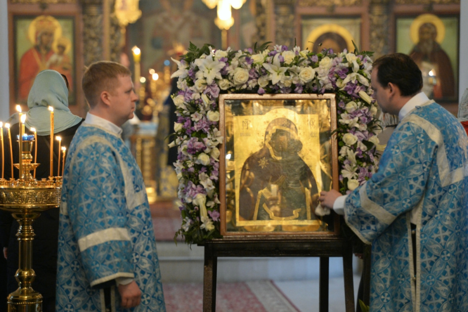Священнослужители у иконы Толгской Божией Матери
