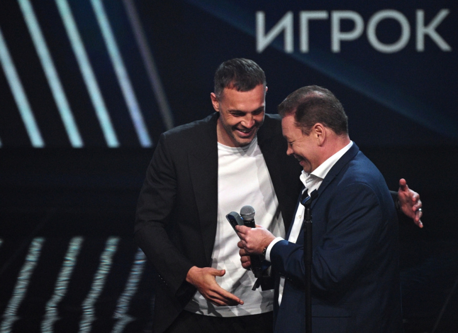 Бывший тренер сборной России по футболу Леонид Слуцкий (справа) вручает премию Российской Премьер-Лиги (РПЛ) в номинации «Самый медийный игрок сезона» игроку «Локомотива» Артему Дзюбе, 2023 год