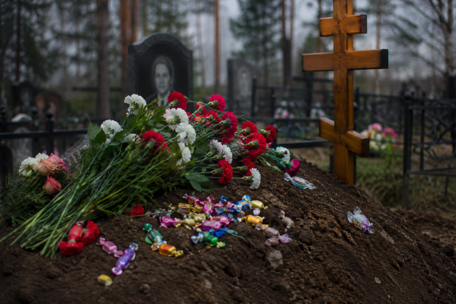 Еда, конфеты и алкоголь на могиле: позиция Церкви