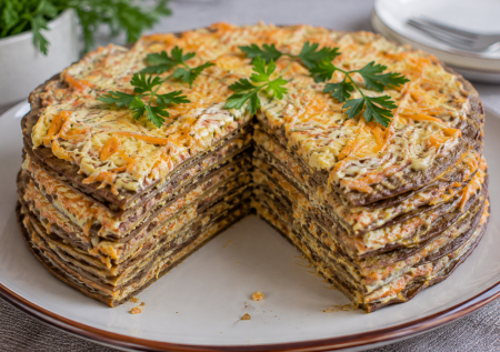 Вкусный печеночный торт без майонезной начинки: тонкие нежные коржи и луково-морковная заправка