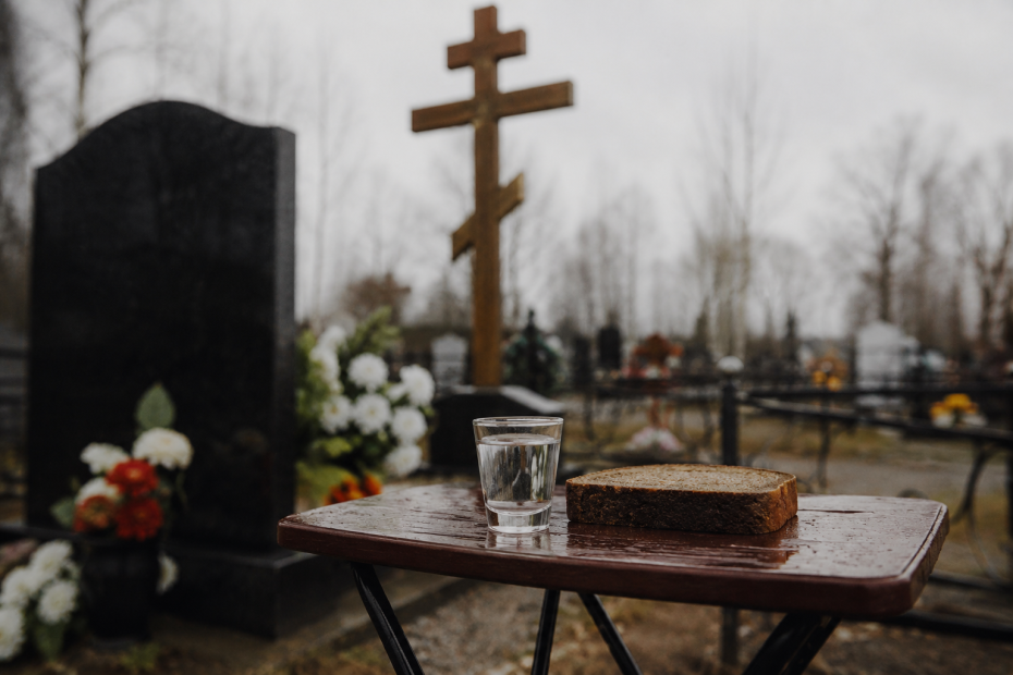 Рюмка водки с хлебом, занавешивание зеркал и другие суеверия