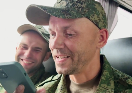 Освобожденные из плена российские военные впервые услышали голоса родных