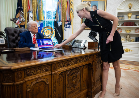 «Любит не меньше, чем жена»: кто такая новая фаворитка Трампа Натали Харп