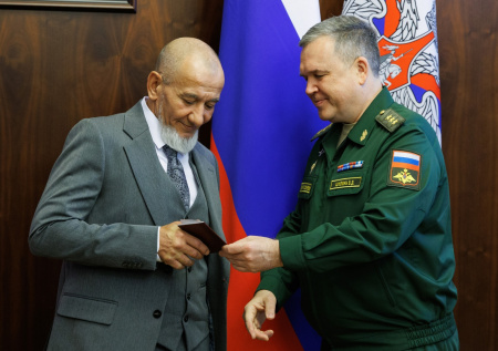 Иностранцу-контрактнику помогли получить паспорт России