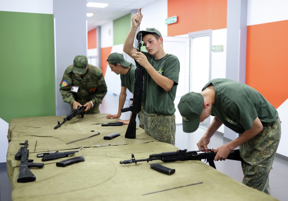 Учащиеся школ осваивают курс по дисциплинам «Основы военной службы» и «Начальная военная подготовка»