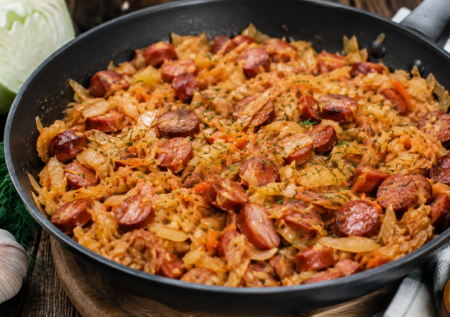 Тушеная капуста с копчеными охотничьими колбасками: густая, ароматная и очень домашняя
