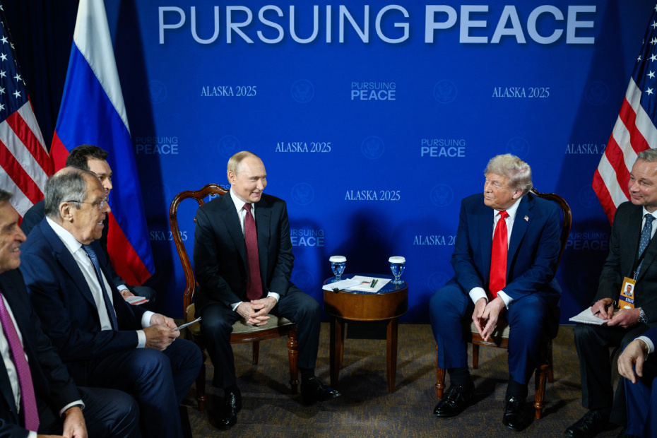 Президент Дональд Трамп встречается с президентом России Владимиром Путиным в зале Билли Митчелла на объединенной базе Элмендорф-Ричардсон в Анкоридже