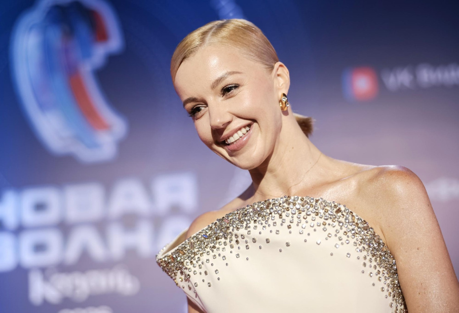 Юлиана Караулова на красной дорожке на церемонии открытия Международного конкурса молодых исполнителей популярной музыки «Новая волна» в концертном зале New Wave Hall