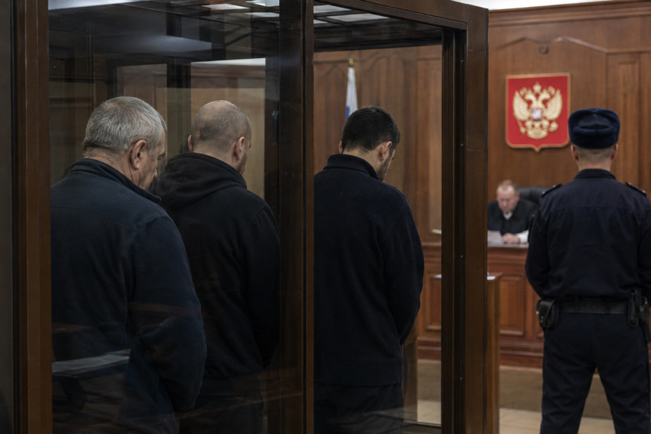 Подозреваемые в зале суда в представлении ИИ