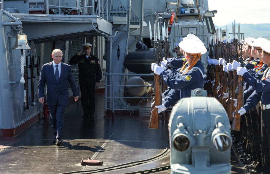 Президент России Владимир Путин на ракетном крейсере «Варяг» после завершения учений Тихоокеанского флота