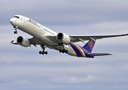 Лайнер Thai Airways развернули в небе из-за проблем